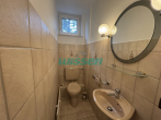 Gäste-WC - 3-Zimmer Wohnung mit schöner Loggia und Potential – Mit Einbauküche & TG-Stellplatz!