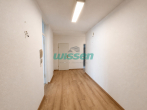 Diele - 3-Zimmer Wohnung mit schöner Loggia und Potential – Mit Einbauküche & TG-Stellplatz!