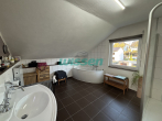 Badezimmer OG - Schönes Einfamilienhaus mit herrlichem Garten – Zentrumsnah und ruhig!