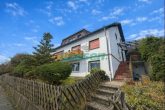 Außenansicht zum Eingang - Kapitalanlage mit Entwicklungspotential: 3-Familienhaus in der Grafschaft!
