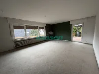 Wohnbereich mit Zugang zur Terrasse